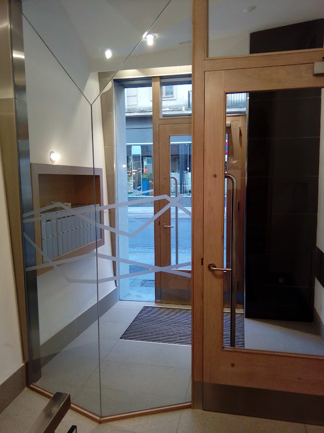 Portales  Ebanisteria KIMER Puertas grandes tipo pivotante