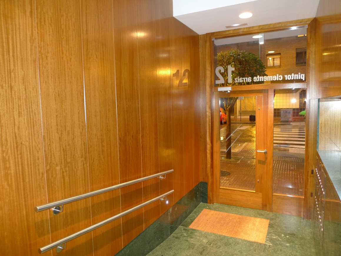 Portales  Ebanisteria KIMER Líneas rectas, diseño limpio 